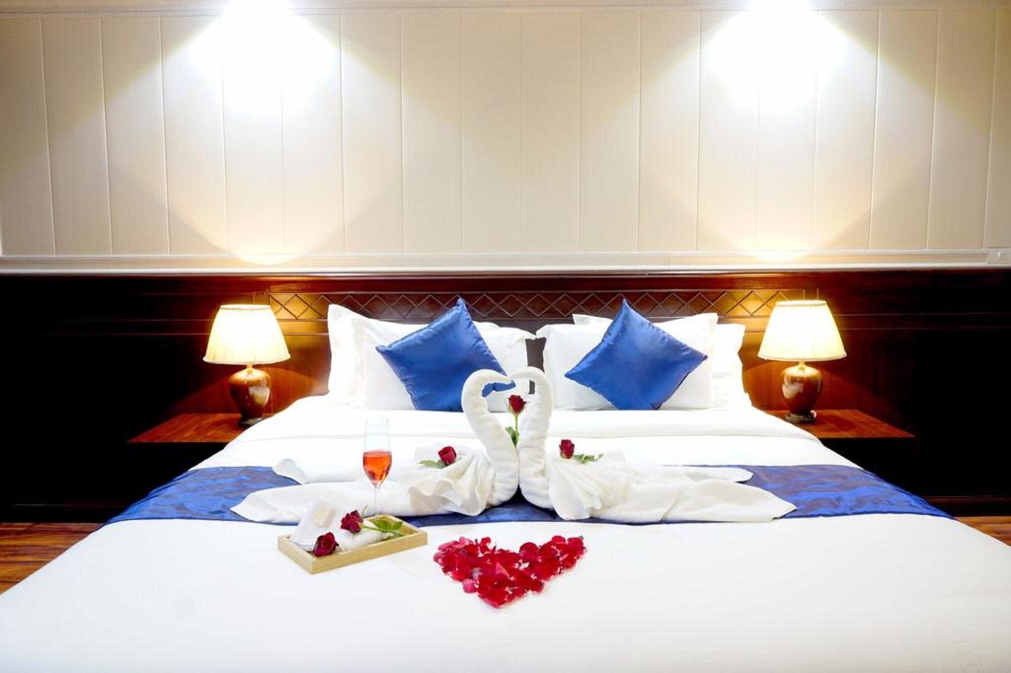 미로프트 사톤 호텔  방콕 외부 사진 A bed with a heart-shaped arrangement of flowers