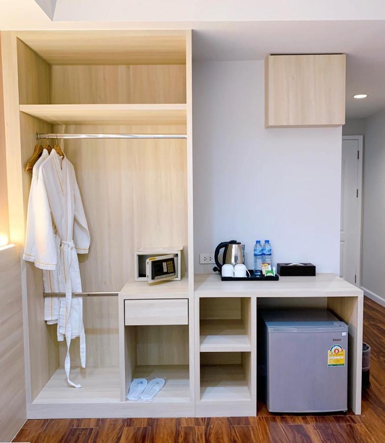 미로프트 사톤 호텔  방콕 외부 사진 A hotel room with a bathrobe