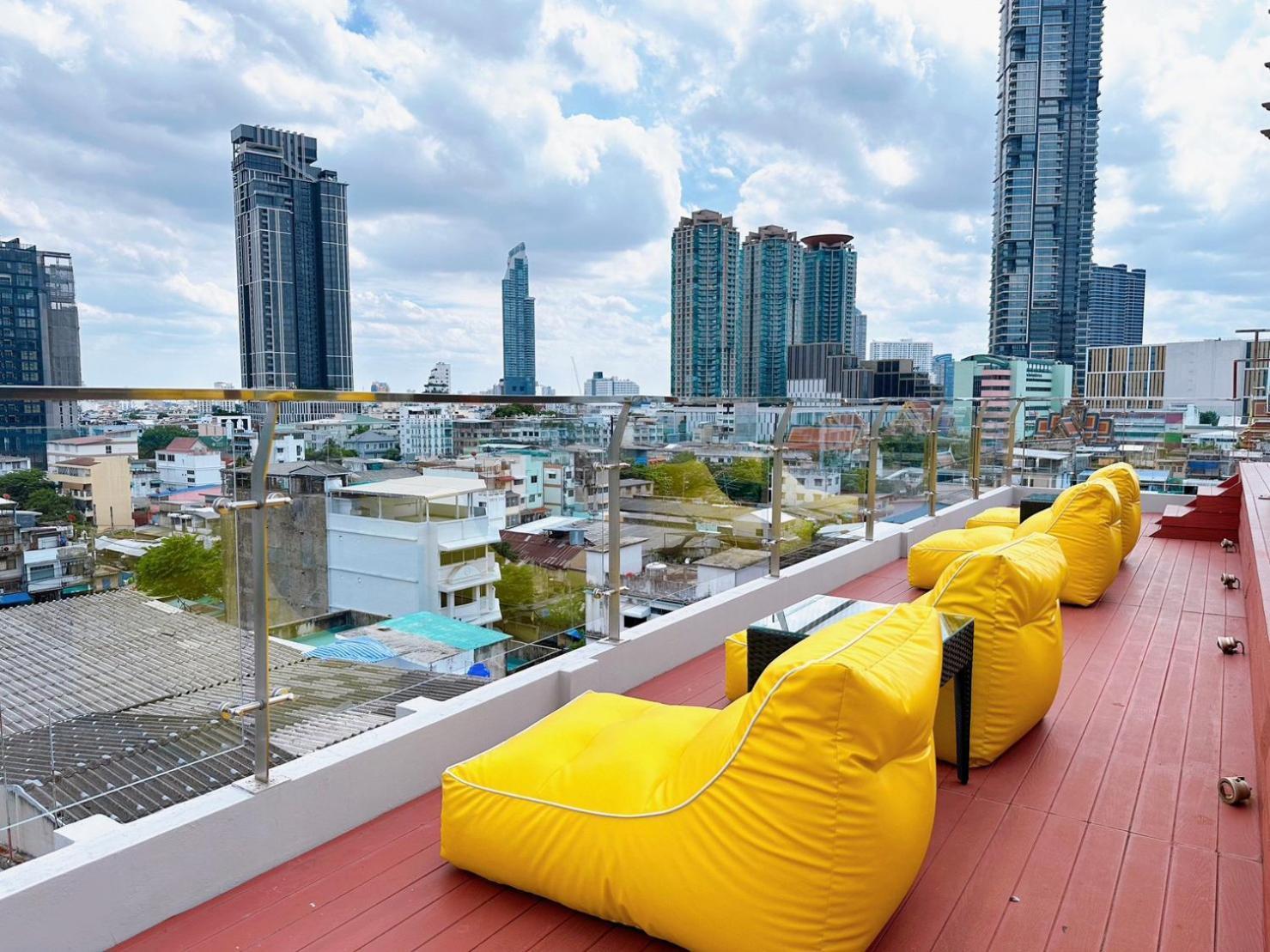 미로프트 사톤 호텔  방콕 외부 사진 Rooftop bar at the hotel