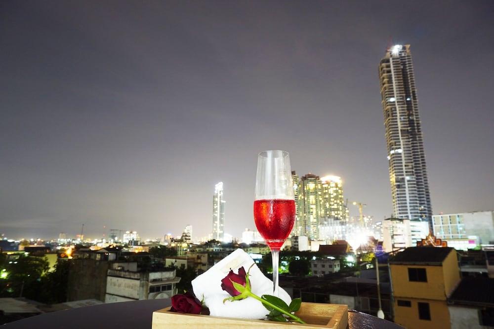 미로프트 사톤 호텔  방콕 외부 사진 View of the complex at night