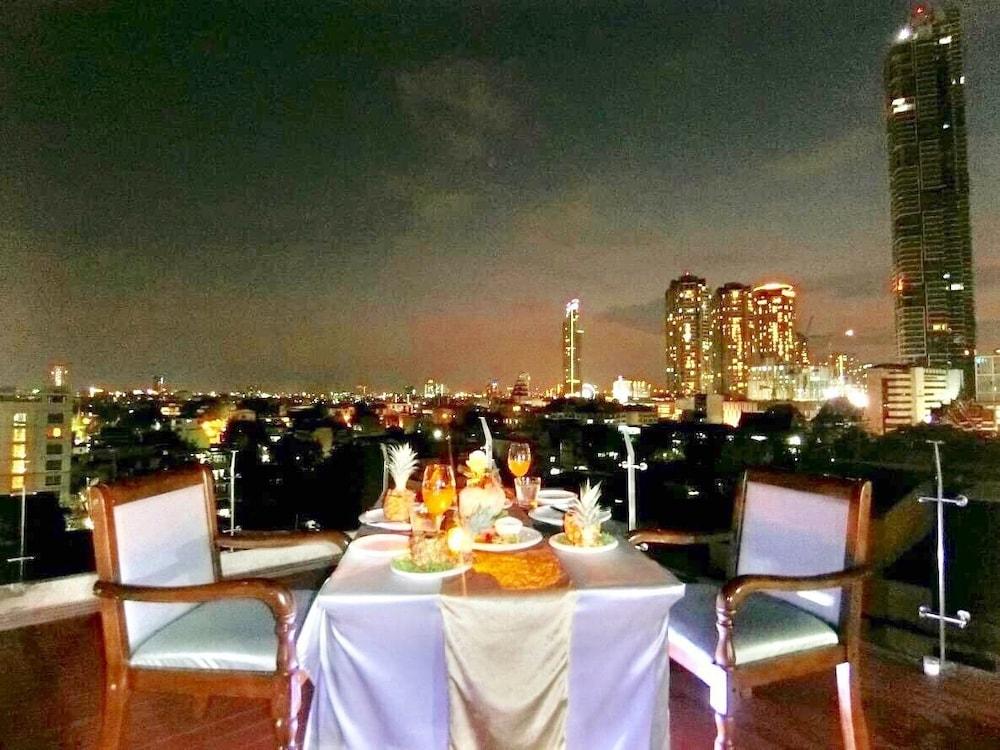 미로프트 사톤 호텔  방콕 외부 사진 Rooftop bar at the Royal Paragon Hotel